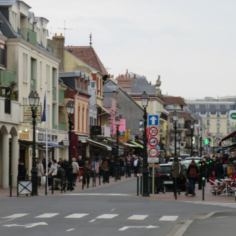 Hyper Centre - 2 Pieces Tout Confort - Terrasse - Ascenseur - Cabourg Exterior foto